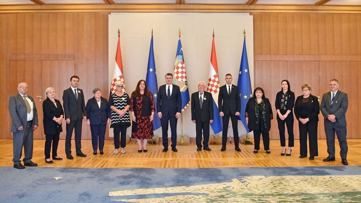 Predsjednik Republike primio izaslanstvo Saveza udruga obitelji zatočenih i nestalih hrvatskih branitelja