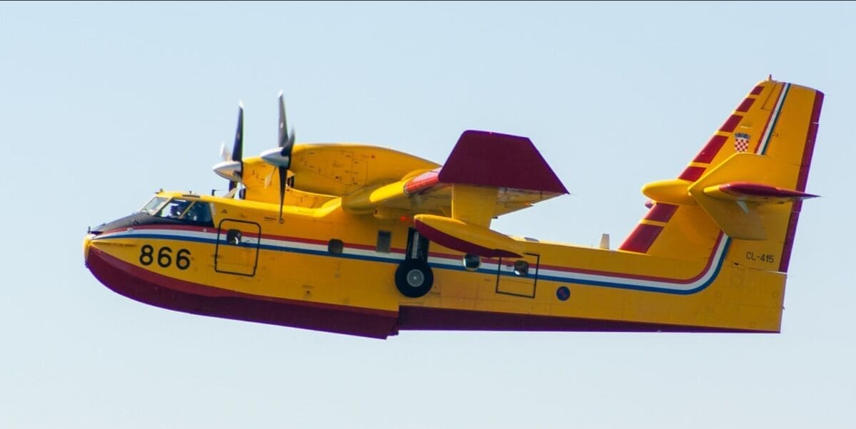 POŽAR KOD MODRINOG SELA Jugo otežava gašenje: Na terenu preko 20 vatrogasaca, u pomoć pozvani i kanaderi