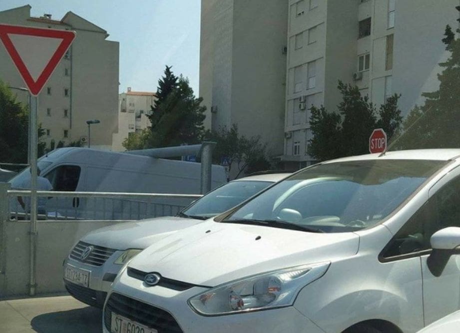 "ISPUSTI GUME I GAS" Kombi blokirao garažu na Sućidru