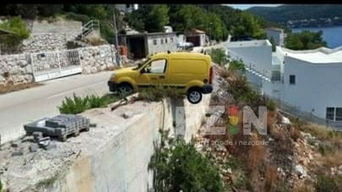 Nimalo ugodan prizor s Korčule: Kombi ostao visjeti nad ponorom