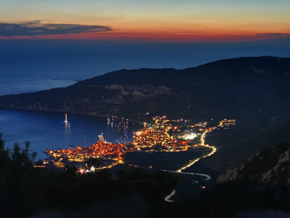 Pogledajte čarobne noćne prizore Komiže i otoka snimljene s Huma