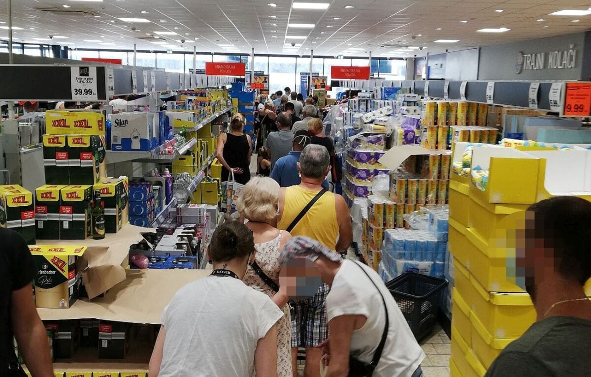 BEZ RAZMAKA MEĐU KUPCIMA, RED DO POLA LIDLA "Dat ćemo sve od sebe da protočnošću blagajni omogućimo da se ovakve situacije ne ponavljaju"