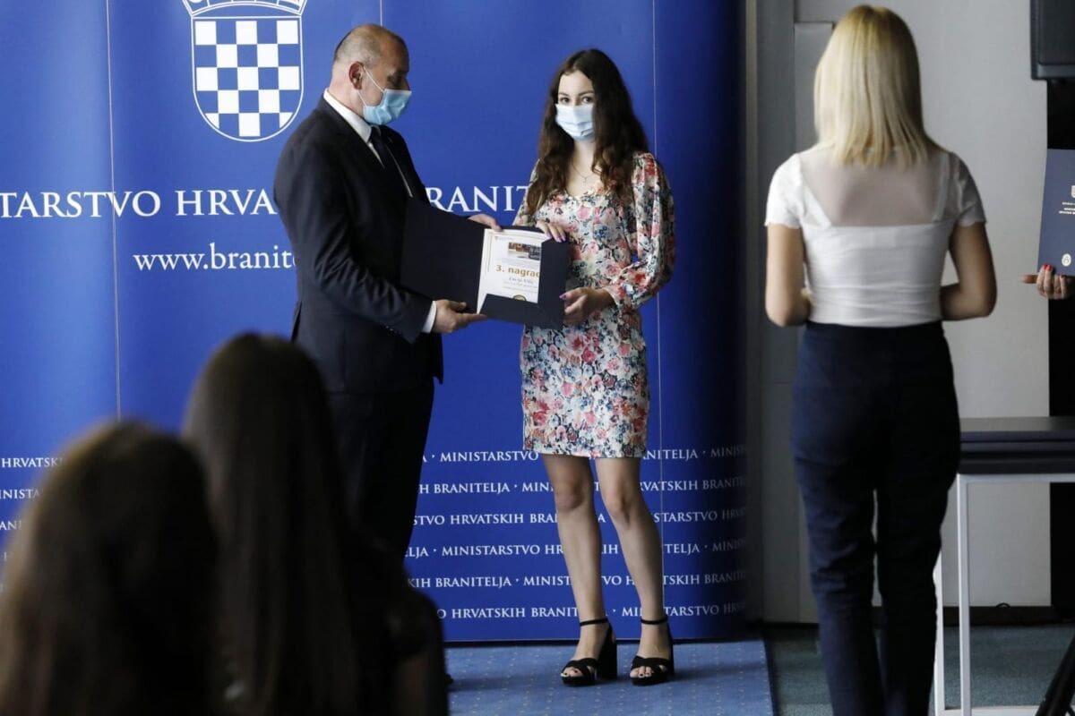 Među nagrađenim srednjoškolskim pričama o Domovinskom ratu i splitska učenica