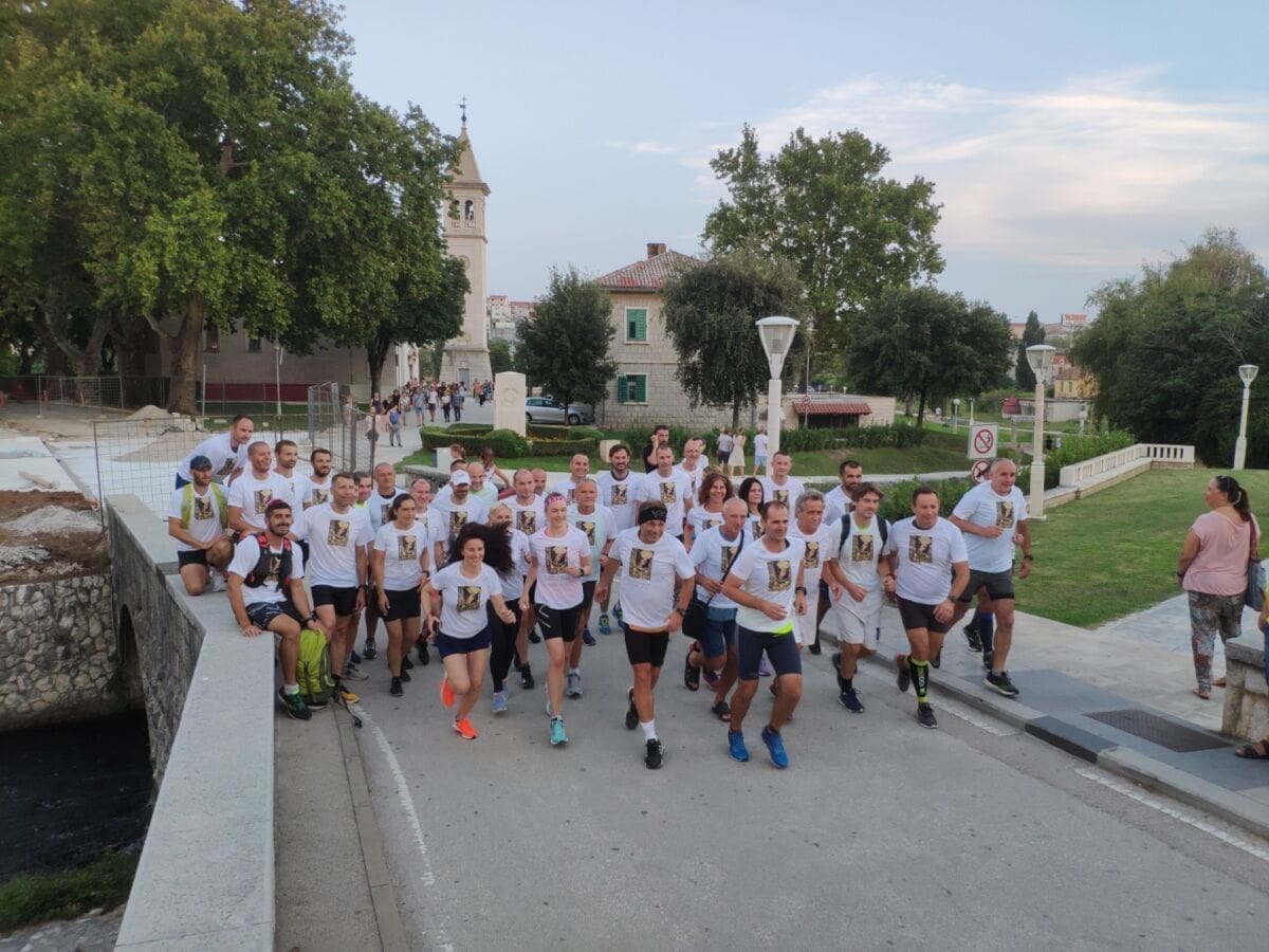 Pedesetak hodočasnika dolazi u Sinj trčeći: "Nosimo sa sobom piće, u pravilu nam treba malo više od tri sata"