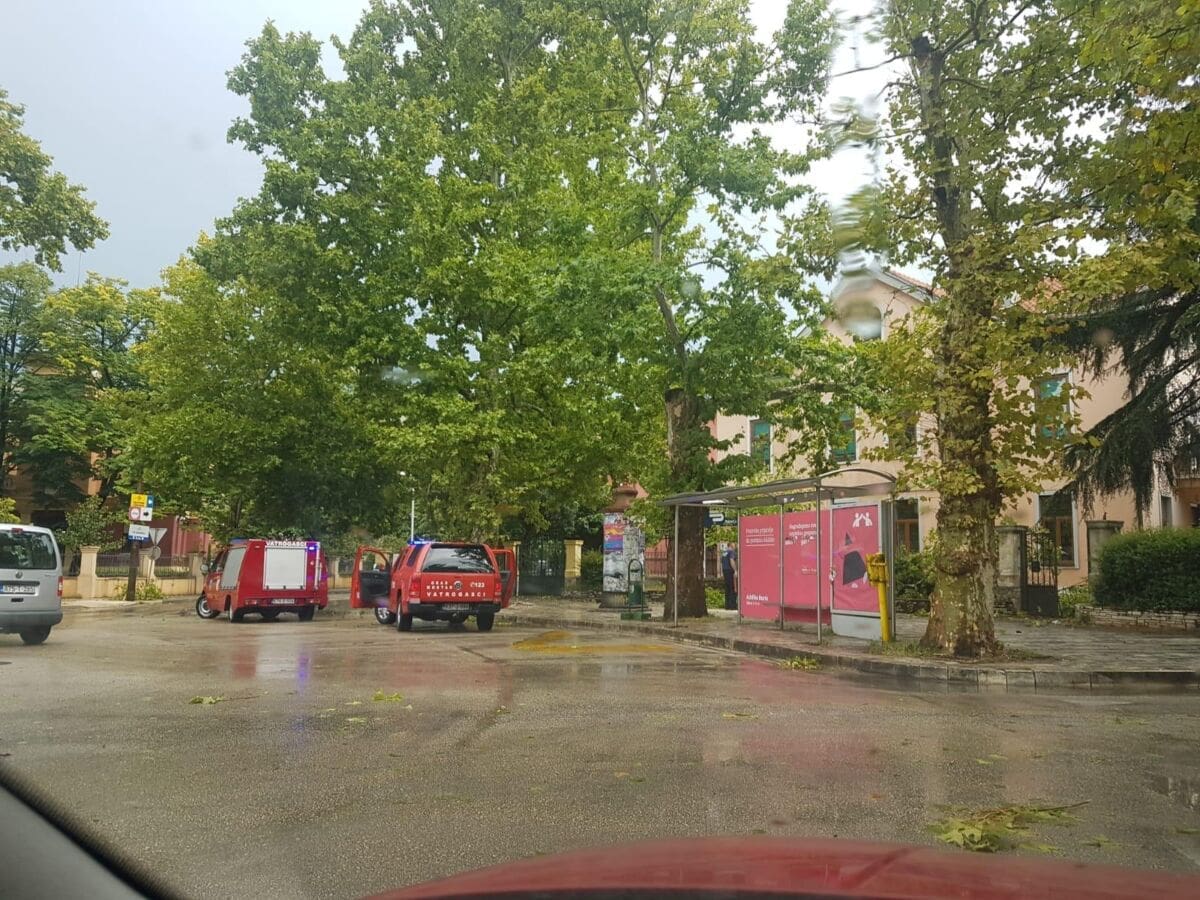 Veliko nevrijeme u Mostaru: Stabla padala na automobile, letjeli kontejneri