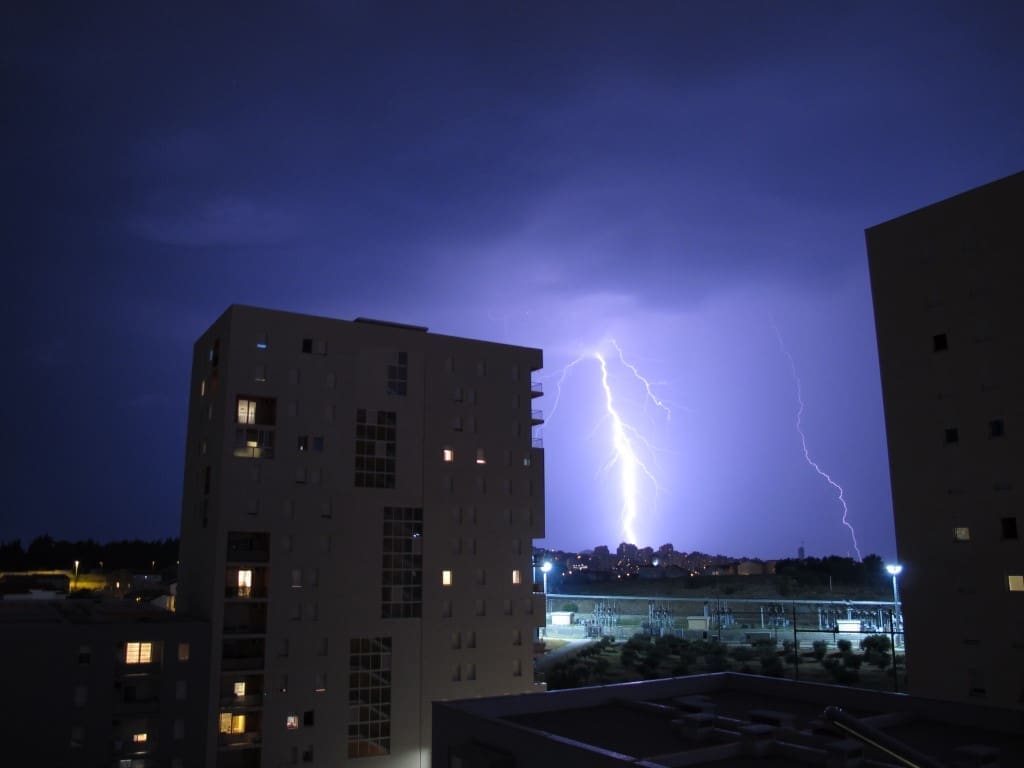 NEVRIJEME U OKOLICI SPLITA Munje parale nebom, u Kaštelima obilne oborine