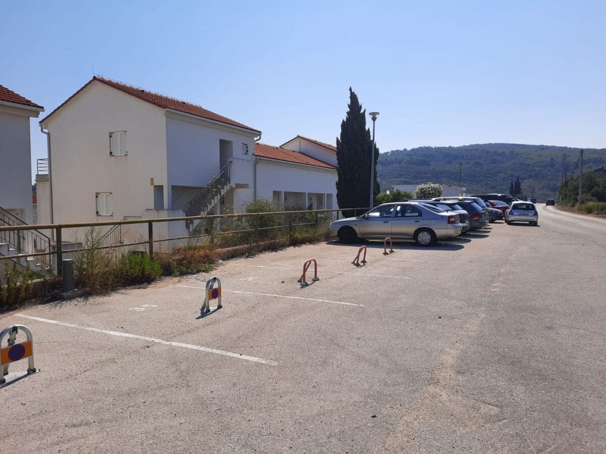 OPĆINA REAGIRALA U Nečujmu uklonjen dio blokada na parkiralištu