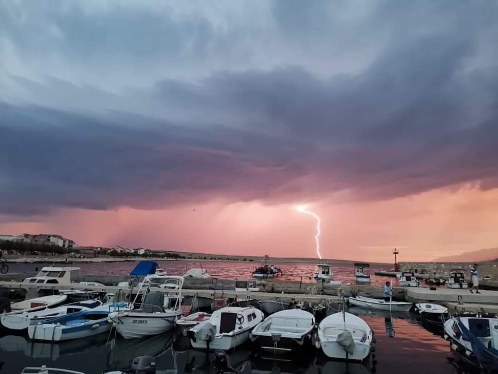 STIŽE NEVRIJEME Na krajnjem sjeveru Dalmacije pala ekstremna količina kiše