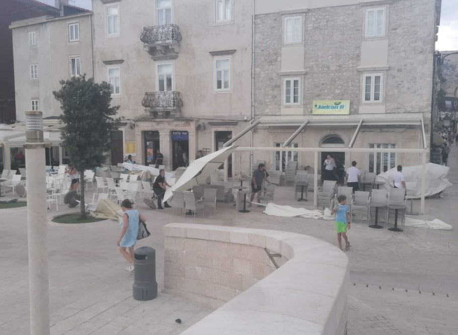 Pogledajte kako vjetar nosi štekate kafića i topi brodice