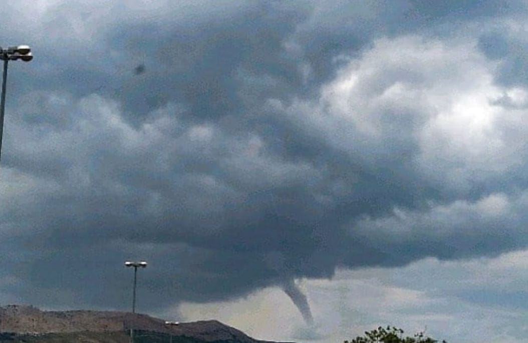 PIJAVICA U BLIZINI SPLITA Pojavila se iz olujnog oblaka