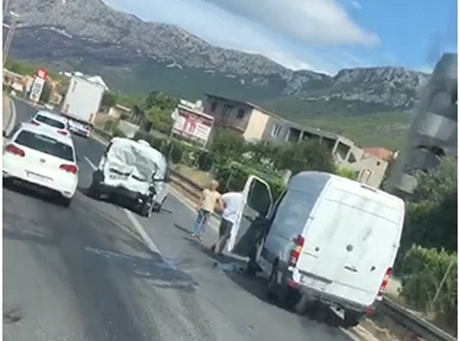 PROMETNA U SMJERU KAŠTELA: Jedno vozilo se zaustavilo na cesti, drugo se "zalijepilo" u njega