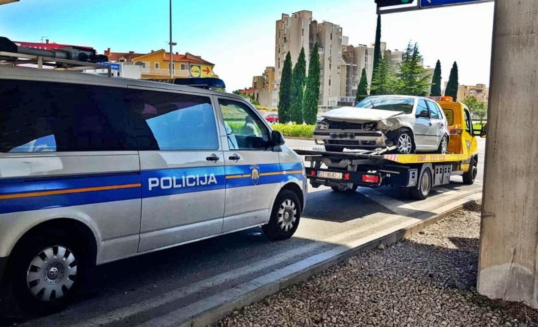 NESREĆA U SPLITU Sudar osobnog automobila i policije: Policajac završio u bolnici