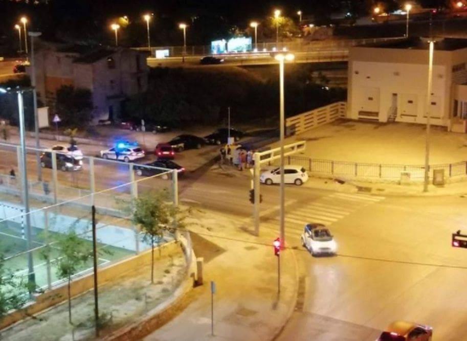 PROMETNA NA RAVNIM NJIVAMA Izletio s kolnika i "pokupio" semafor