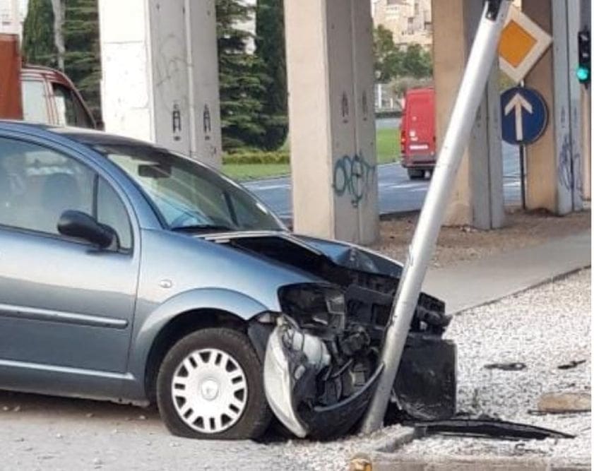 NIJE MU DOBRO POČEO DAN: Zabio se autom u semafor, vozaču pružena liječnička pomoć