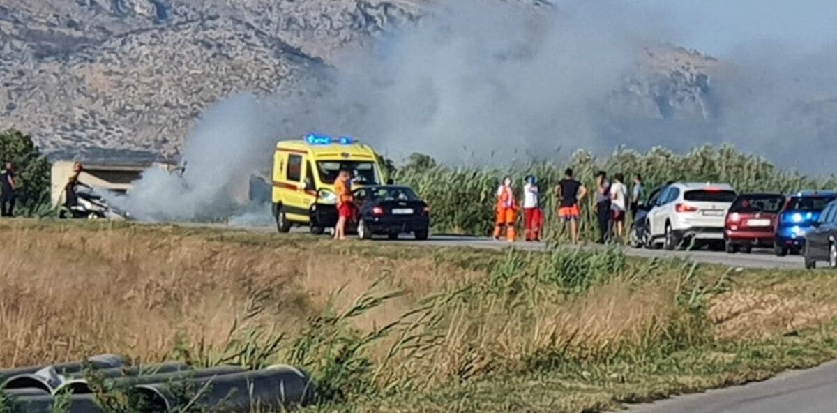 Automobil sletio s kolnika i zapalio se: Dojurili Hitna pomoć i vatrogasci