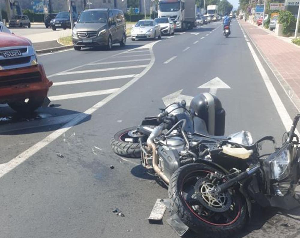 SUDAR MOTOCIKLA I AUTOMOBILA U OMIŠU Motociklist s ozljedama prevezen u splitsku bolnicu