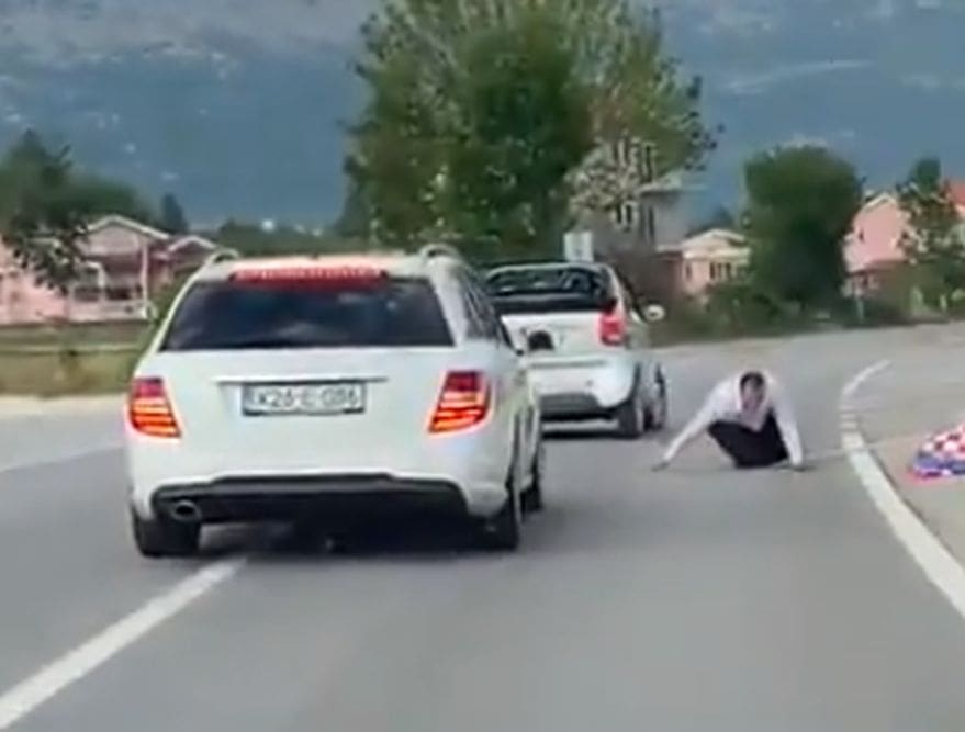 SVADBENA POVORKA U POSUŠJU Pogledajte kako je barjaktar ispao iz automobila