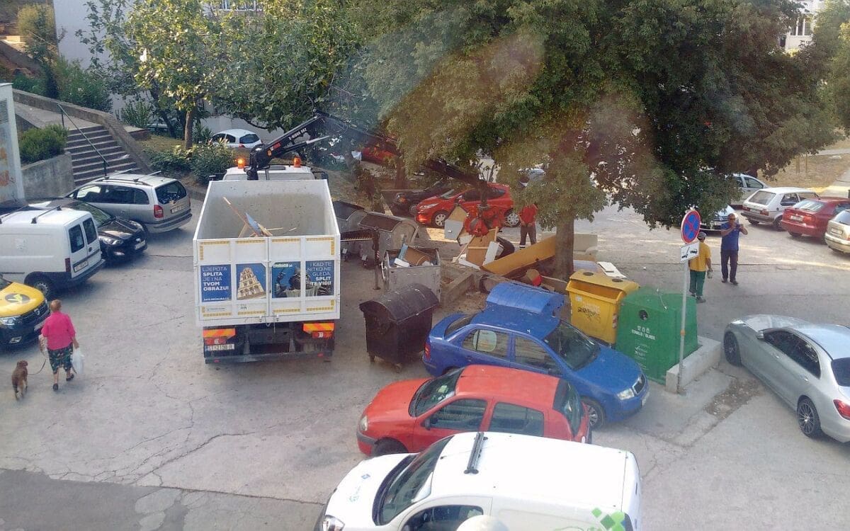 NEMA REDA U SIROMAŠNOJ: Nepropisno parkirana vozila u Iločkoj priječe dolazak vozila Čistoće