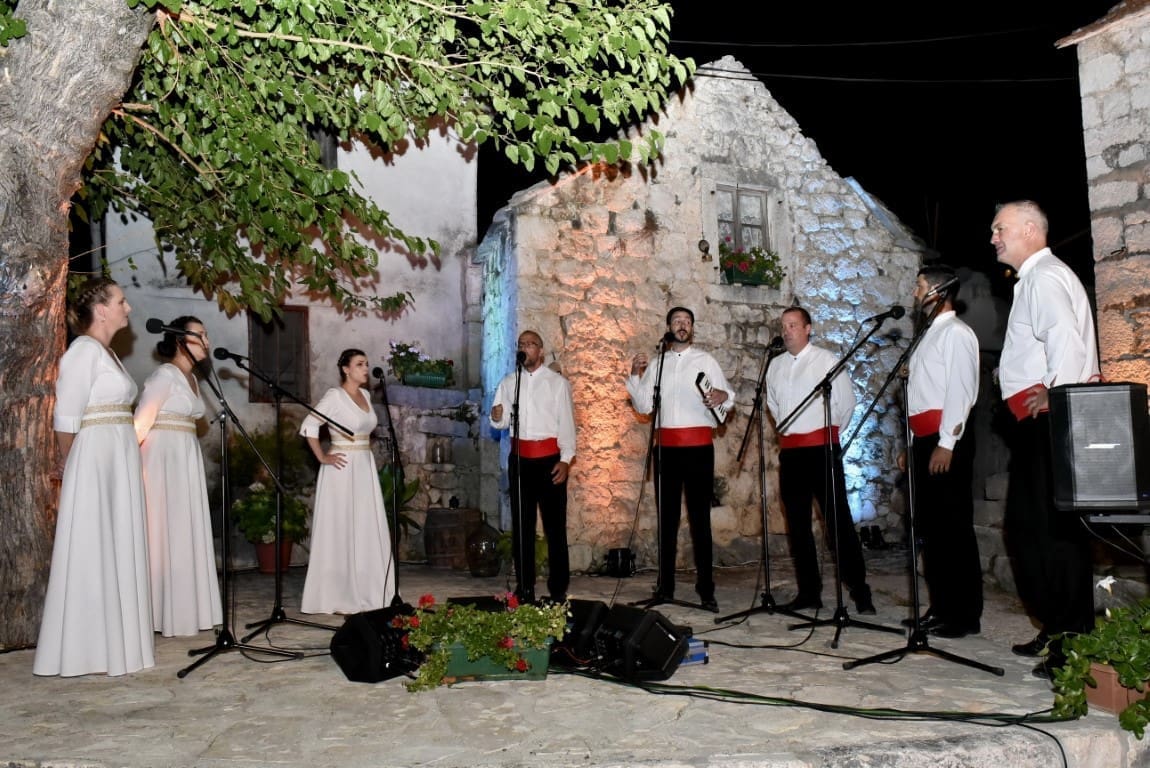 Ljubitelji klapa su uživali: Održana smotra klapa u Zadvarju