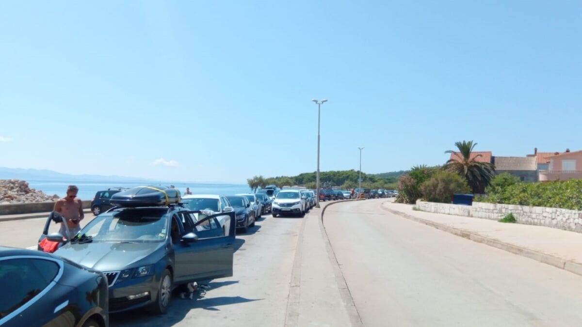 VELIKI VAL NAPUŠTANJA OTOKA Pogledajte današnje scene s Hvara