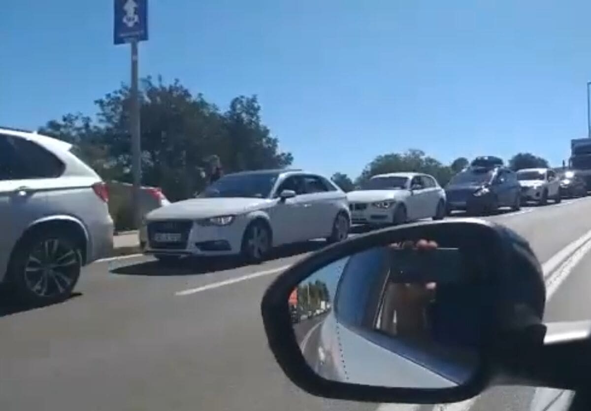 "SEOBA" TURISTA Pogledajte kako trenutno izgleda situacija u supetarskoj trajektnoj luci