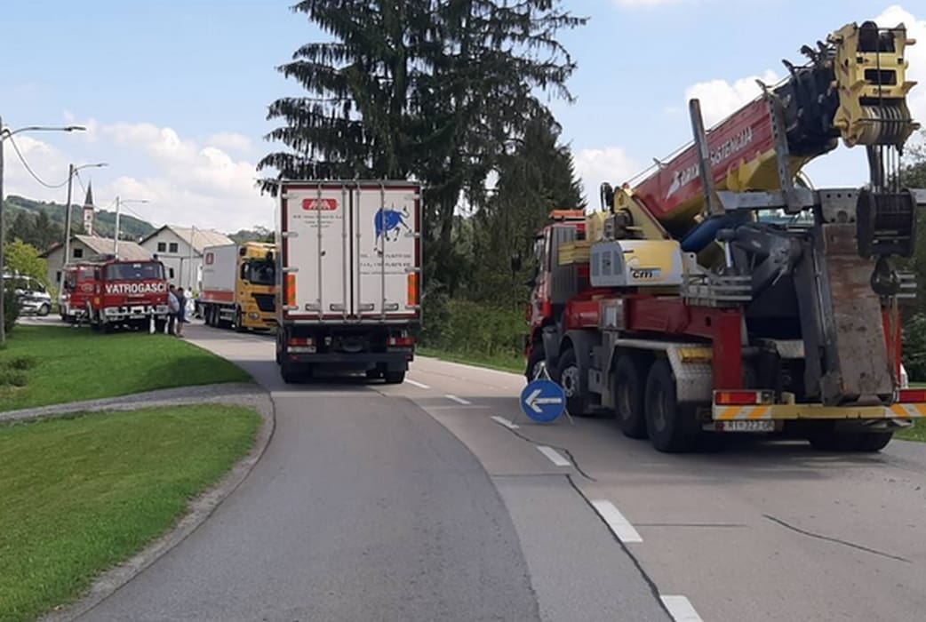 Prevrnuo se tegljač hladnjača pun svježeg mesa, promet u prekidu