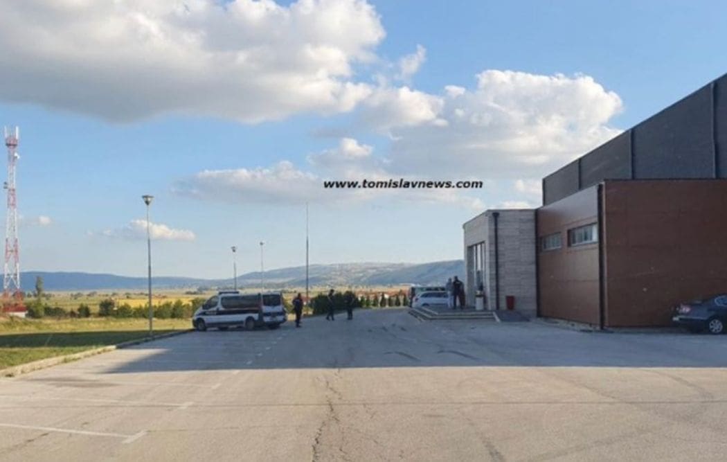 SPECIJALCI PRED SVADBENIM SALONOM Ne dopuštaju svatovima ući