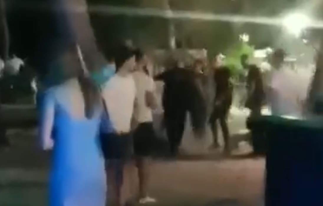 SVI NA JEDNOGA: Nekoliko redara pred klubom iscipelarilo momka koji je ležao na podu, policija istražuje slučaj