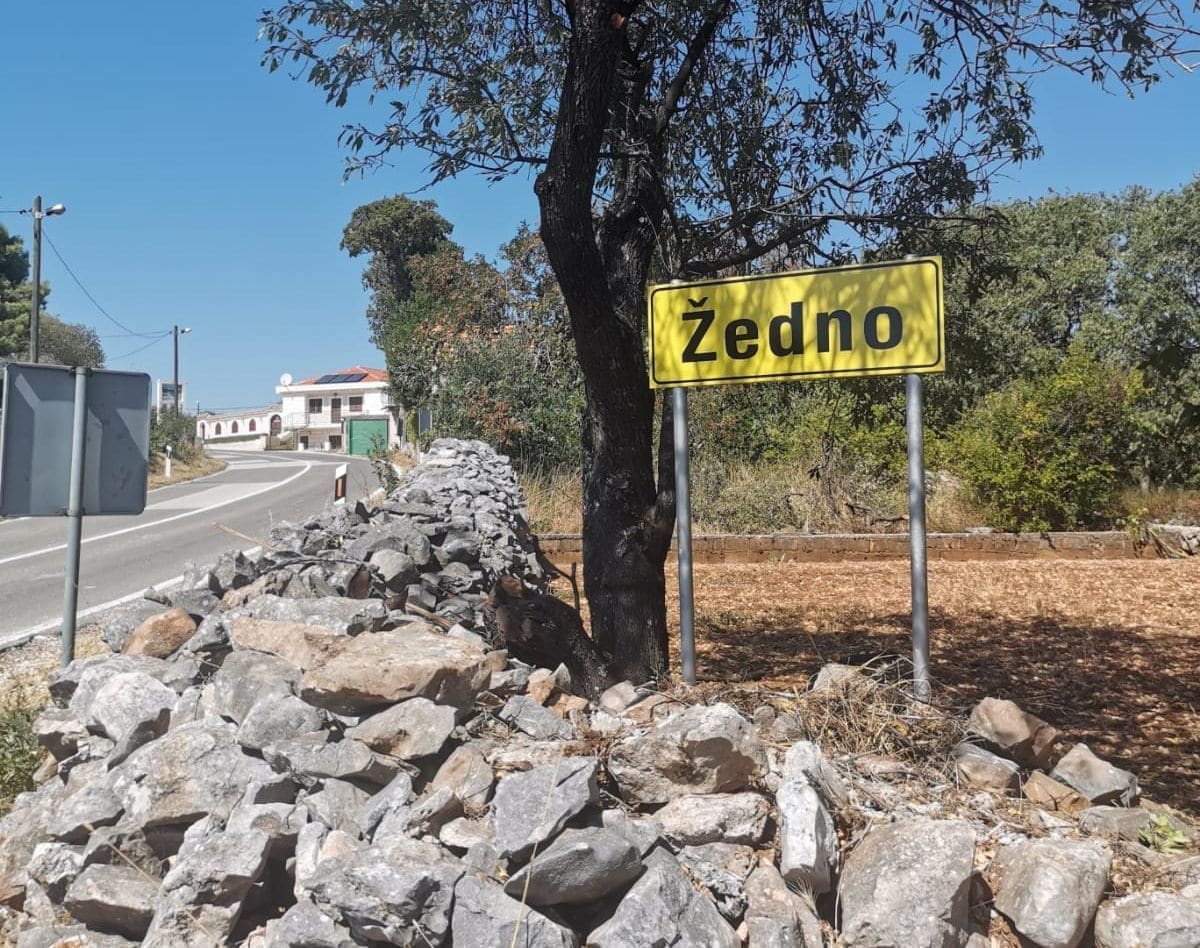 SPEKTAKL Promašili "samo" nekoliko desetaka kilometara: Znak za Žedno postavljen na cesti prema Zagori