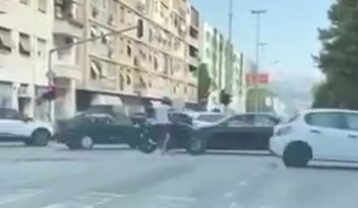 VIDEO NA "CRNOM" SPLITSKOM RASKRIŽJU Motorist mu ne dozvoljava da prođe jer je zabranjeno skrenio