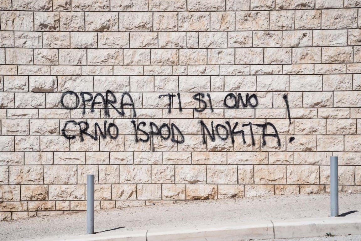 Grafiti uvredljivog sadržaja na zgradi Banovine i na Poljudu, "posvećeni" splitskom gradonačelniku