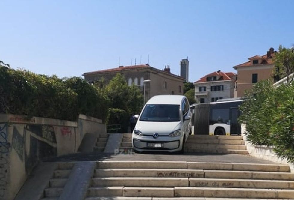 KAKO MU JE OVO POŠLO ZA RUKOM? Umjesto cestom, autom niza skale