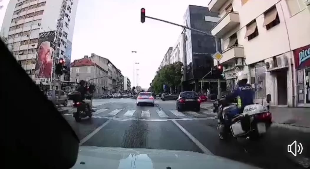 VIDEO NA POZNATOM SPLITSKOM RASKRIŽJU Ispred policije prošao kroz crveno