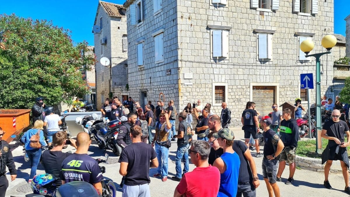 VELIKO SRCE SPLITSKIH BAJKERA Spontano se okupili i žrtvi nasilja u Kaštelima uručili novčanu donaciju