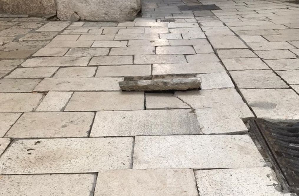 Pogledajte kako izgledaju kamene ploče u Bosanskoj ulici nakon kiše