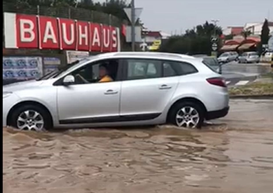 BUJICA NA CESTI Nevrijeme pogodilo područje Trogira i Kaštela