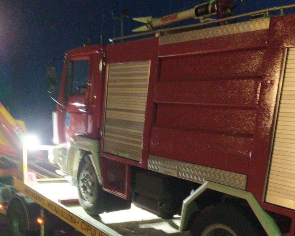 VIŠKI VATROGASCI GASILI POŽAR PA IMALI PROMETNU Automobil udario u Navalnu cisternu, nije u voznom stanju