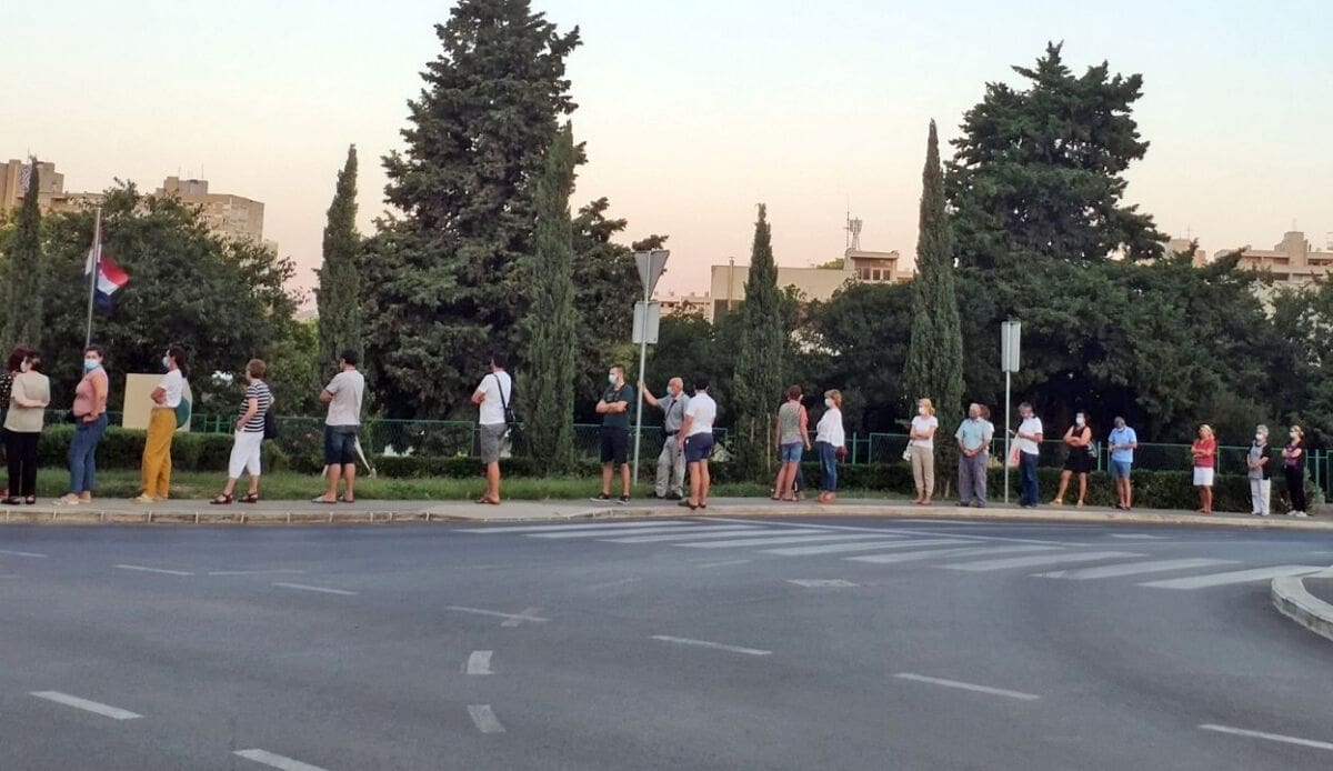 Splićani od ranog jutra u velikim redovima čekaju na testiranje za COVID