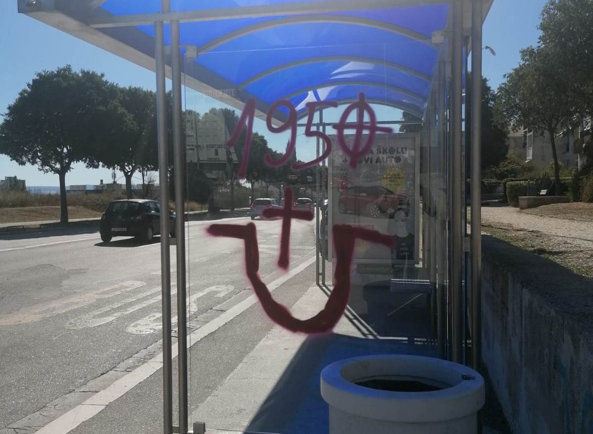 Još malo uništavanja gradske imovine: Išarana autobusna stanica u Vukovarskoj...