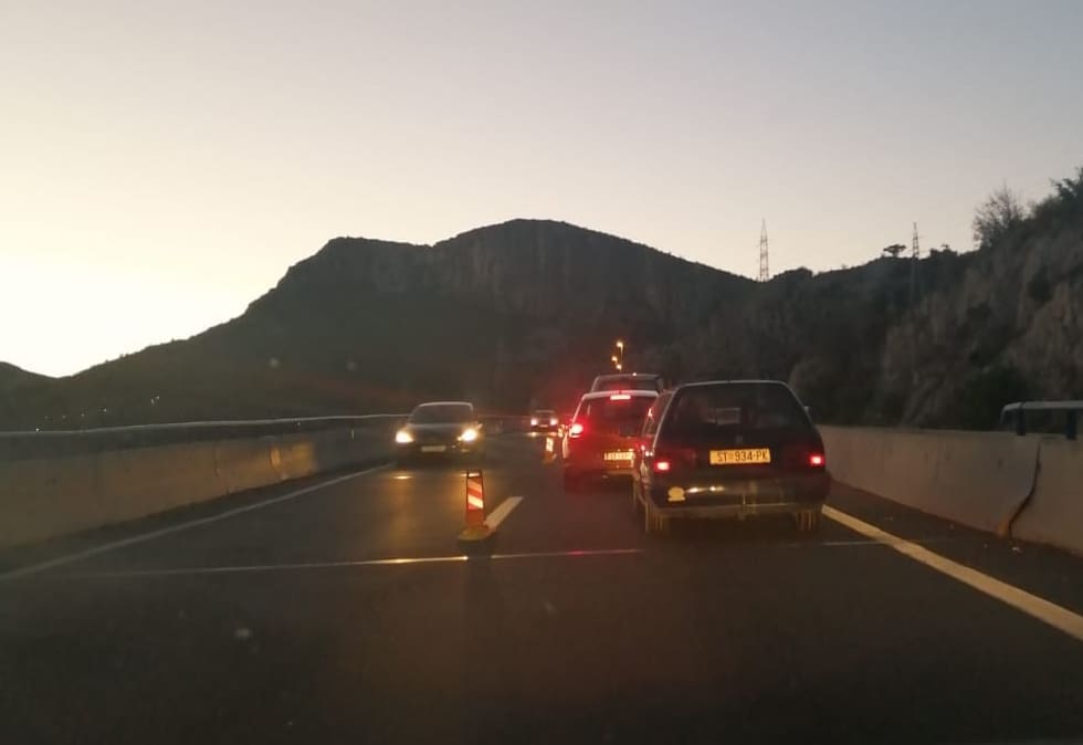 OPASNA SITUACIJA Zbog kvara automobila na brzoj cesti Solin - Klis nastaju zastoji, vozila ulaze u suprotni smjer