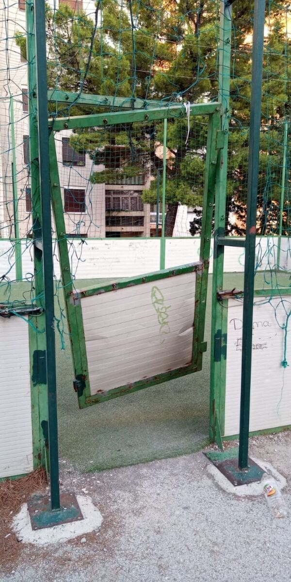 igraliste_pujanke_razbijena_vrata (1)