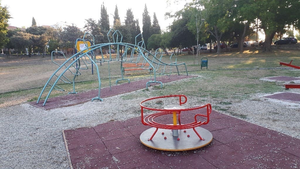 OBNOVLJENO IGRALIŠTE NA ZVONČACU Postavljena anti-stress podloga, postavljene nove sprave