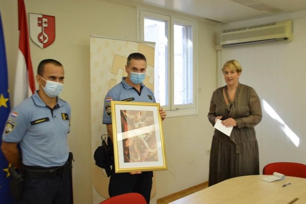 Uručeno priznanje najboljem bračkom policajcu