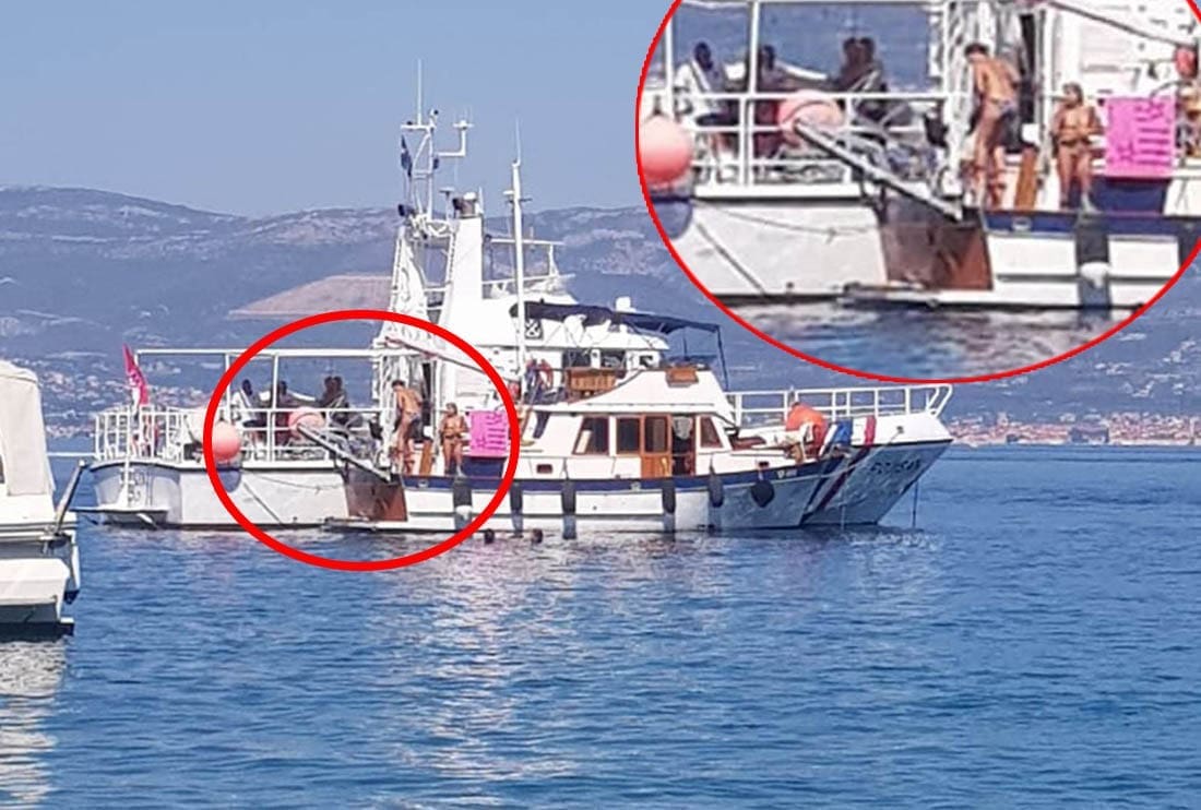 "ŠINJORINE U TOPLESU" Ležerni odmor posade broda Lučke kapetanije na službenom brodu