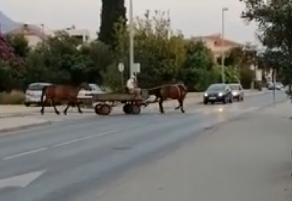 Kao u 19. stoljeću: Kočija s konjskom zapregom uključuj se u promet na magistrali kroz Kaštela