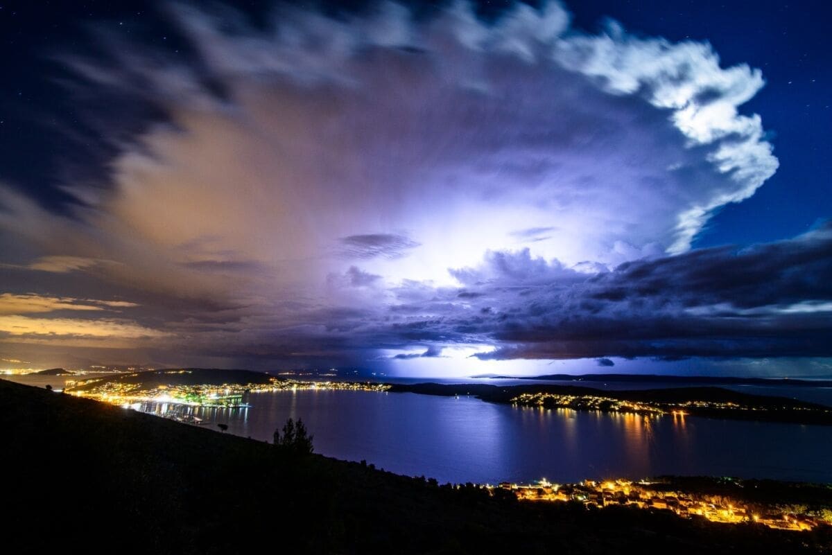Trogirski fotograf snimio spektakularne prizore dolaska olujnog kumulonimbusa s mora: Obasjan munjama i Mjesecom