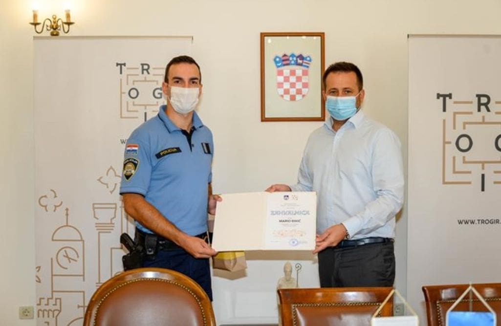 Gradonačenik Trogira uručio zahvalnicu najboljem policajcu Policijske postaje Trogir, Mariu Đikiću