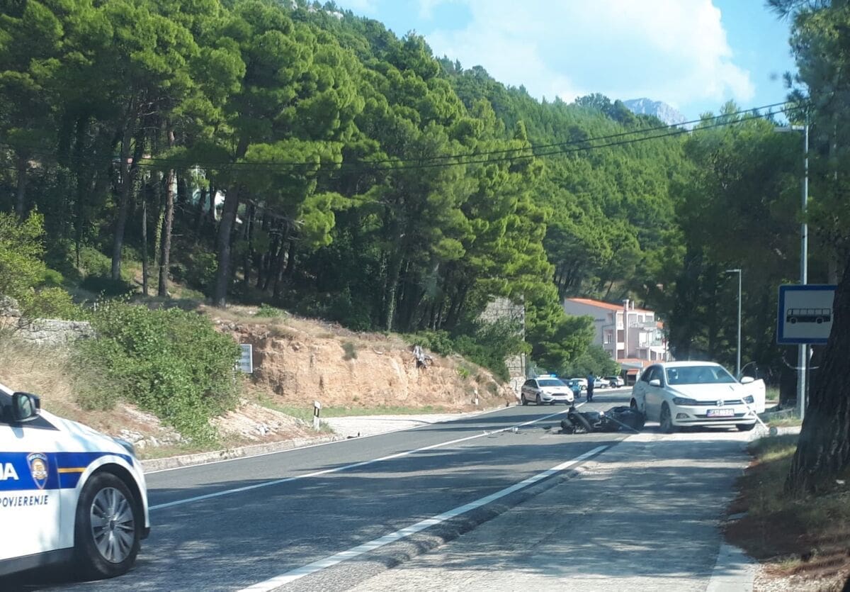 ZADOBIO TEŠKE OZLJEDE Sudar motocikla i automobila u Brelima, vozač motocikla prebačen u bolnicu