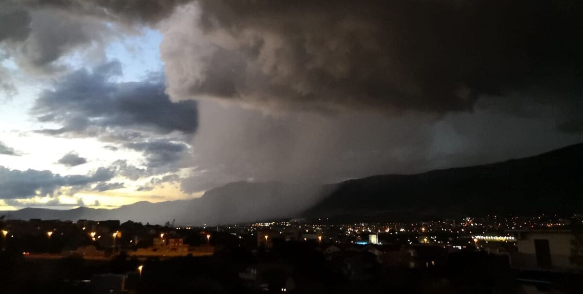 NOVO NEVRIJEME POGODILO KAŠTELA Uslijed silovitog pljuska ceste pod vodom, bilo je i tuče!