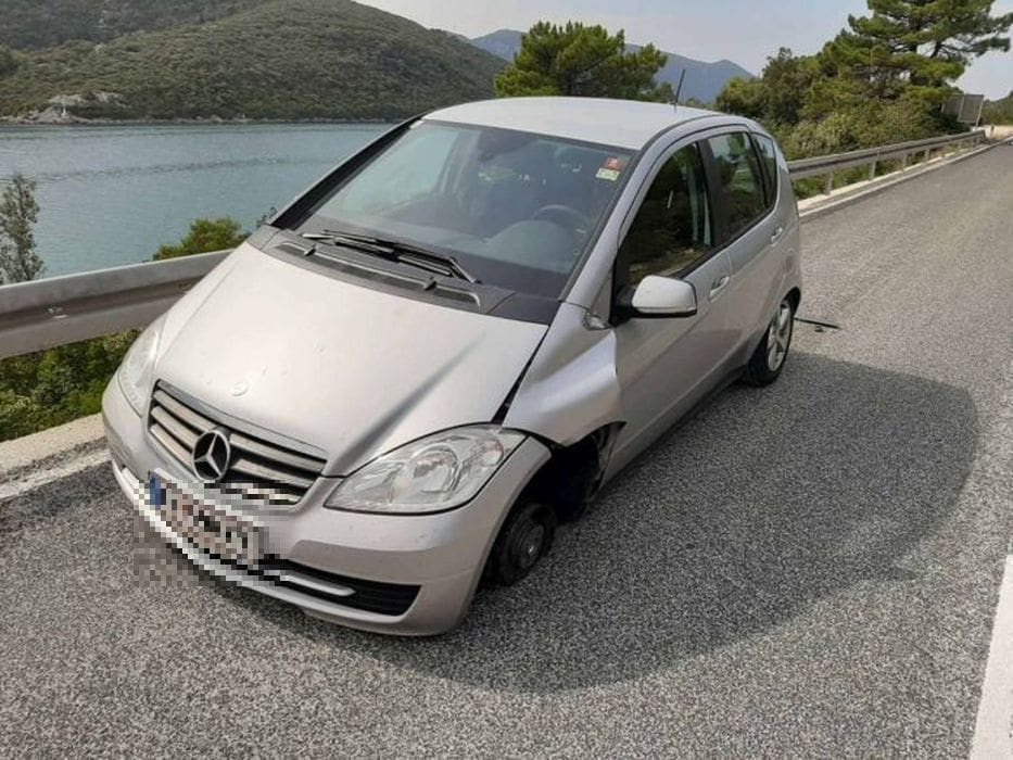 NEOBIČNA NEZGODA U DALMACIJI Mercedesu otpao kotač